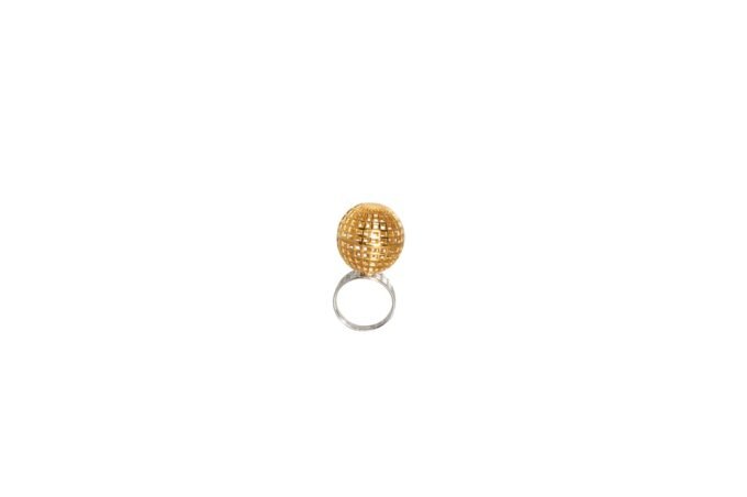 Kinēsis wave perforated ring